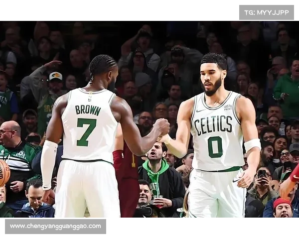 NBA湖人队对阵雷霆入场，詹姆斯穿雨衣就出来了，库兹马提包抢眼